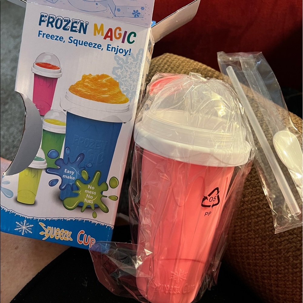 Frozen Magic Squeeze Cup